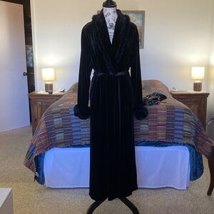 Jasmine Rose Signature Elegant Black Velvet Robe with Plush Trim Size M
